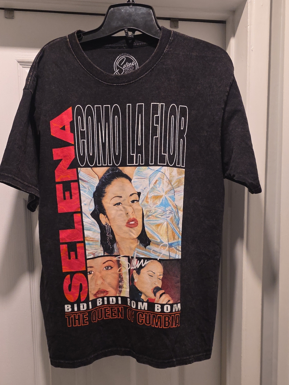 Selena 'Como La Flor' Graphic Tee - Black-unisex